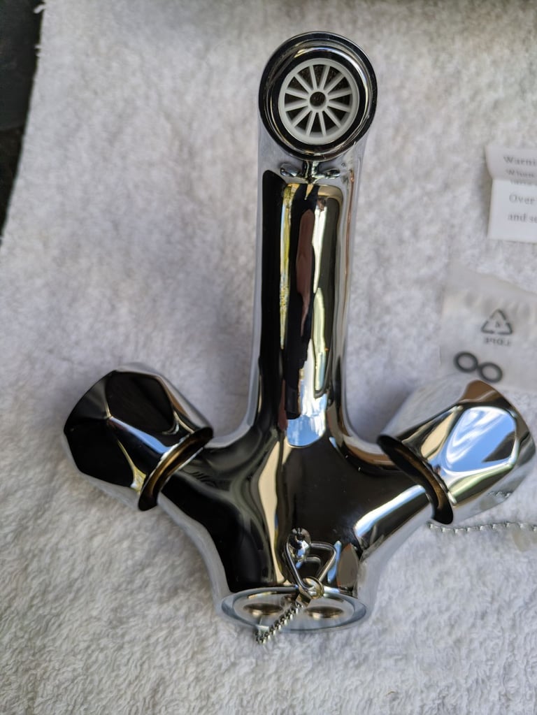 Mono mixer basin tap 