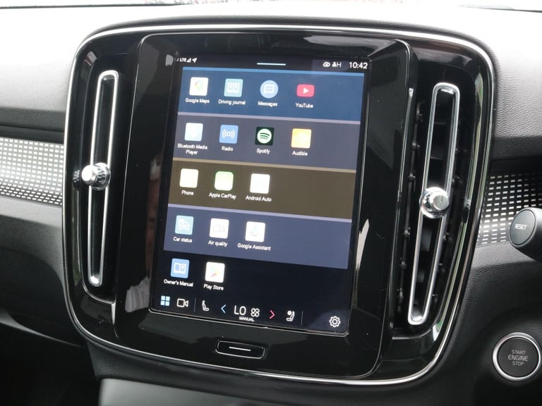 2024 Volvo XC40 Plus Dark B4 (197 hp) ESTATE Petrol/Electric Hybrid Automatic