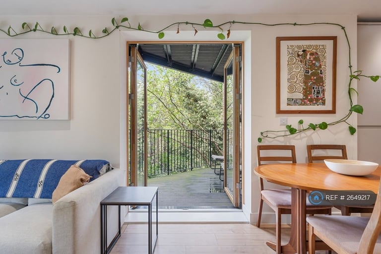 3 bedroom flat in Upper Clapton Road, London, E5 (3 bed) (#2649217)