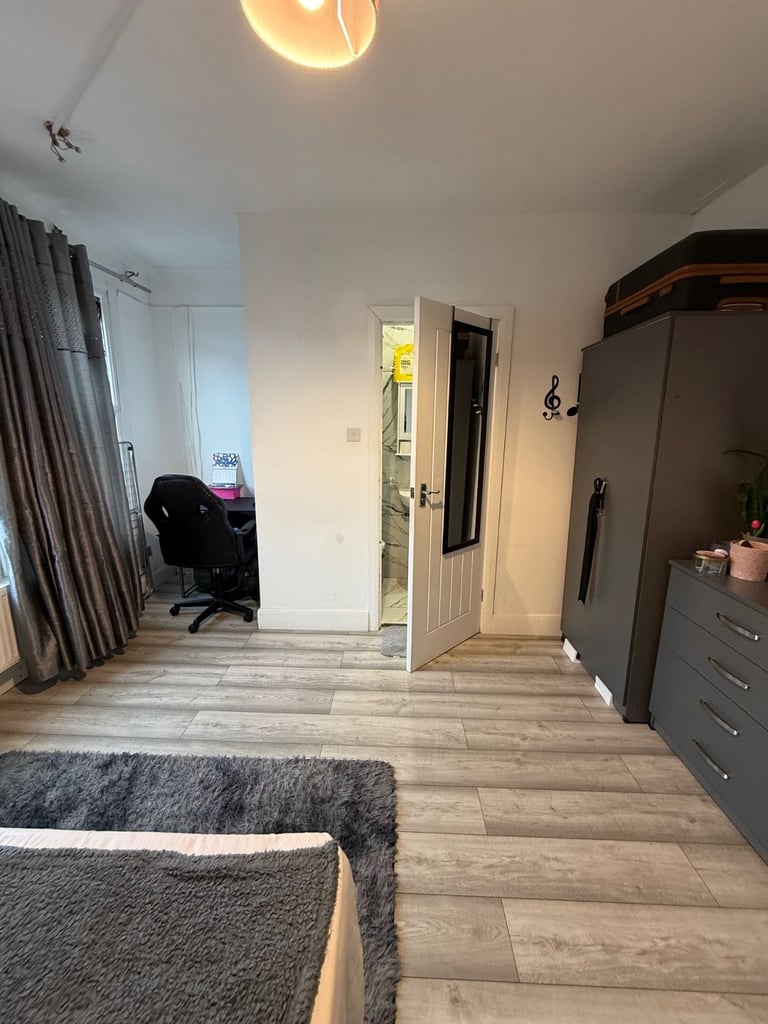 BEAUTIFUL LARGE ENSUITE DOUBLE ROOM FOR RENT IN HOUSNLOW CENTRAL