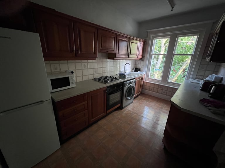 Large double room to rent in Charminster, Bournemouth