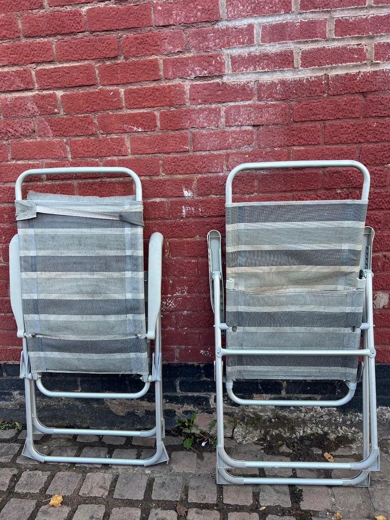 Selling a ( set of 2X  folding camping chairs