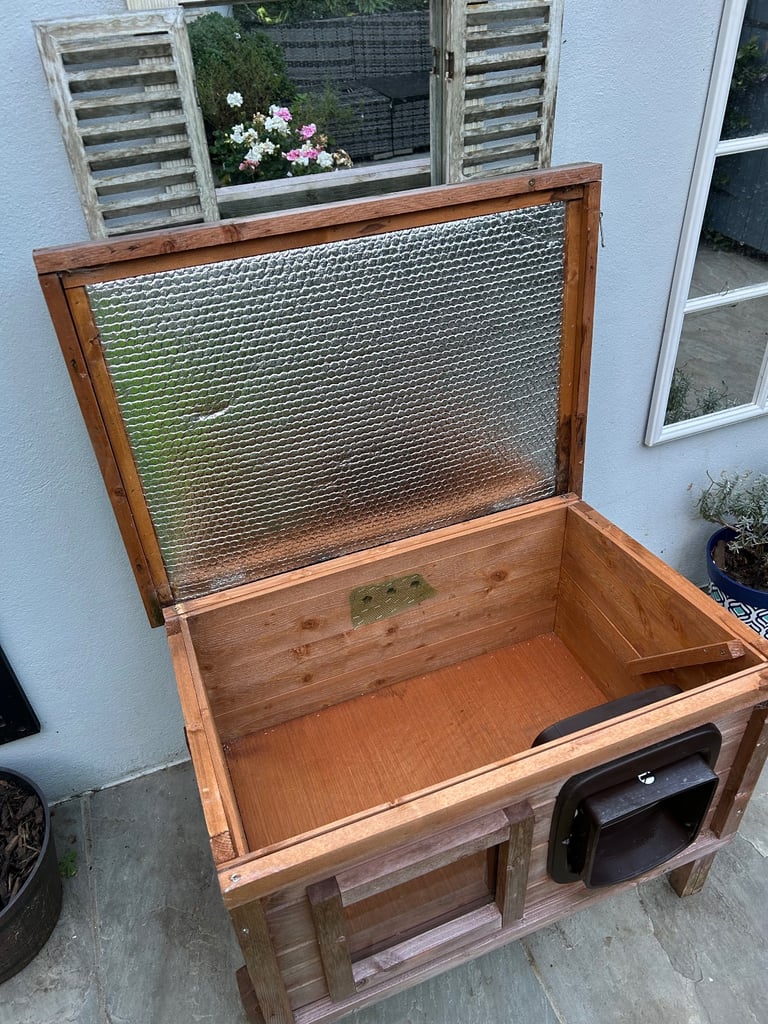 Cat House with micro chip flap 