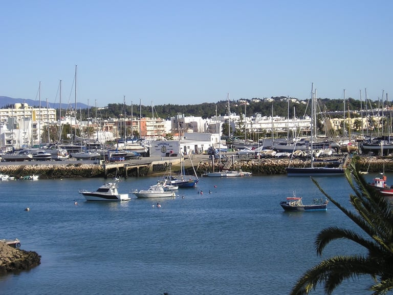 ALGARVE APARTMENT TO RENT WITH POOL CLOSE TO BEACH FOR HOLIDAYS IN PORTUGAL LONG-TERM WINTER LETS