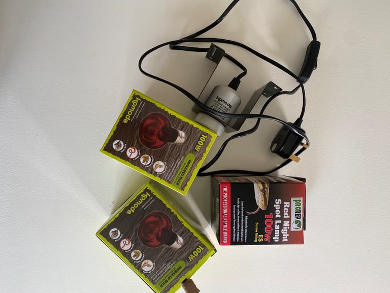 Komodo heat lamp with bulbs