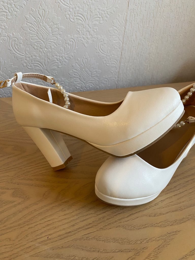 image for Brand new women shoes.Size 37 but more likely 38