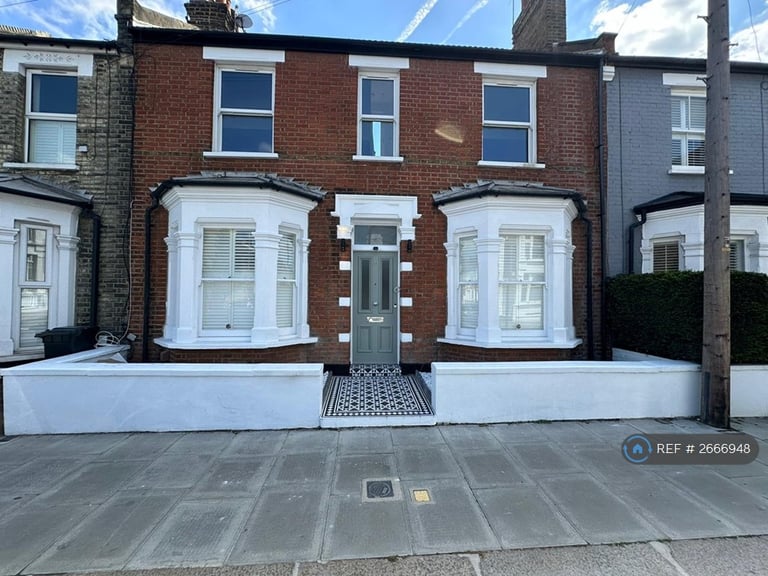 3 bedroom flat in Bishops Road, London, SW6 (3 bed) (#2666948)