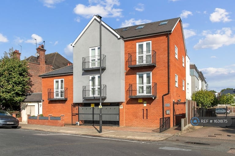 2 bedroom flat in Hazeltree Lodge, London, N13 (2 bed) (#1631875)