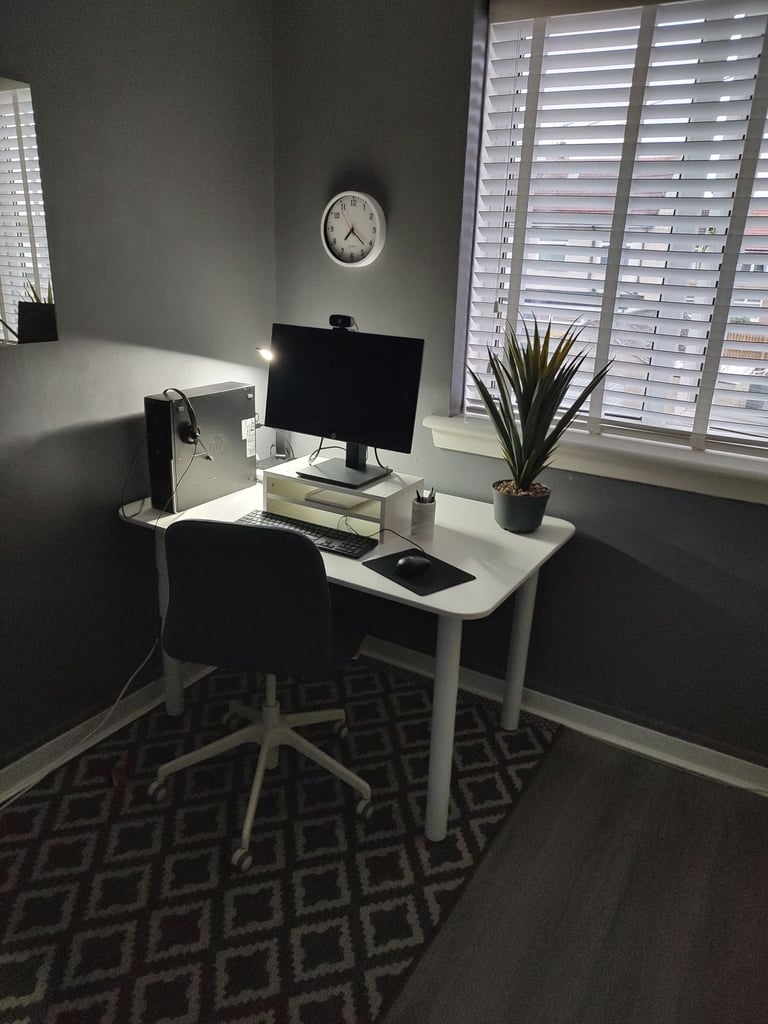 White desk & chair