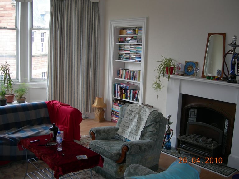 Double Room in all-female Marchmont flat 10 mins walk from university overlooking the Meadows.