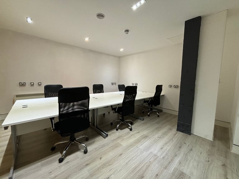 Liverpool, L1 - 40 Desks Furnished, Utility bills & internet included.