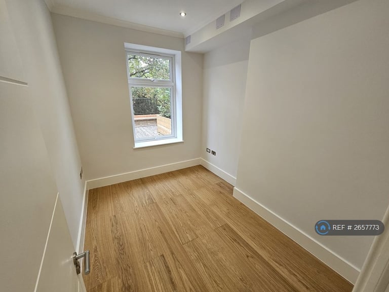 3 bedroom flat in Chatsworth Road, London, NW2 (3 bed) (#2657773)