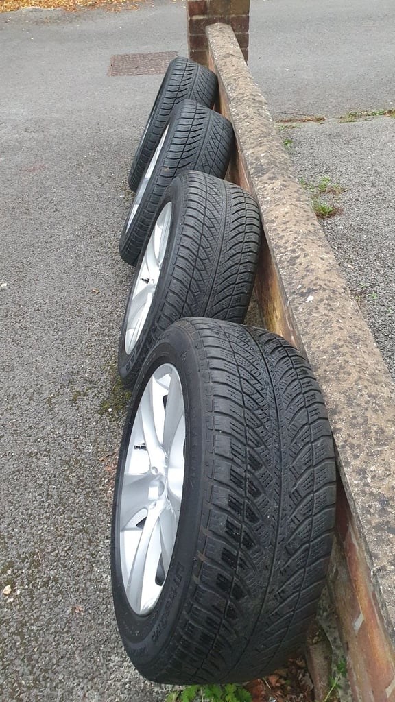 4X GENUINE BMW Style 327 ALLOYS WITH 225/55 R17  GOOD YEAR WINTER TYRES