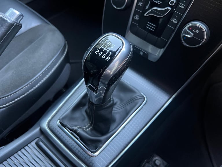 2018 Volvo V40 2.0 T2 R-Design Euro 6 (s/s) 5dr HATCHBACK Petrol Manual