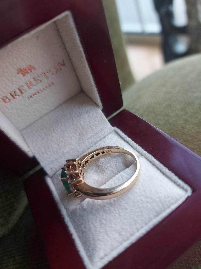 14K Gold ring with Large 1.0 carat Emerald stone with 12 surrounding Diamonds