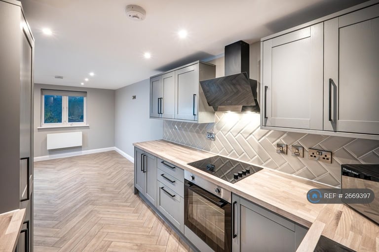 3 bedroom flat in Saltash Road, Swindon, SN2 (3 bed) (#2669397)