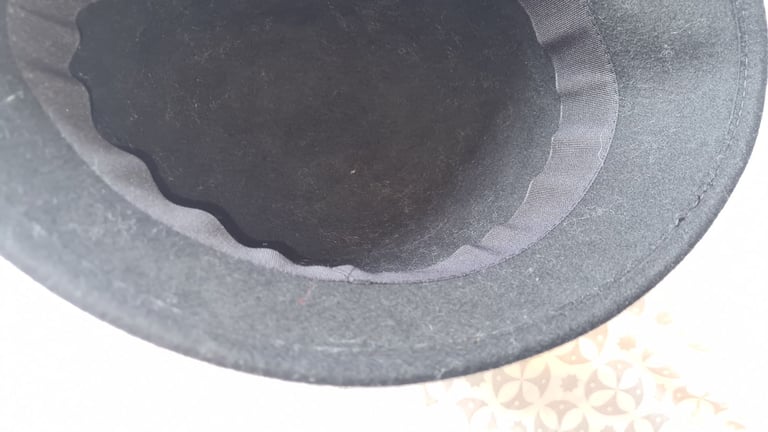 Ladies semi firm/soft hat with bow and decorative faux gems. Xlnt condition uk large