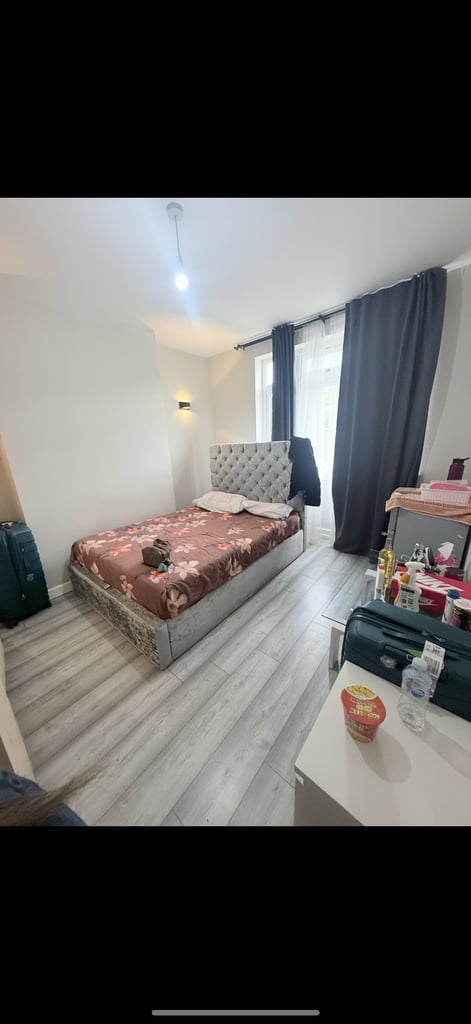 Looking for a female roommate 