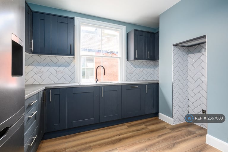 3 bedroom flat in High Street, Rochester, ME1 (3 bed) (#2667033)