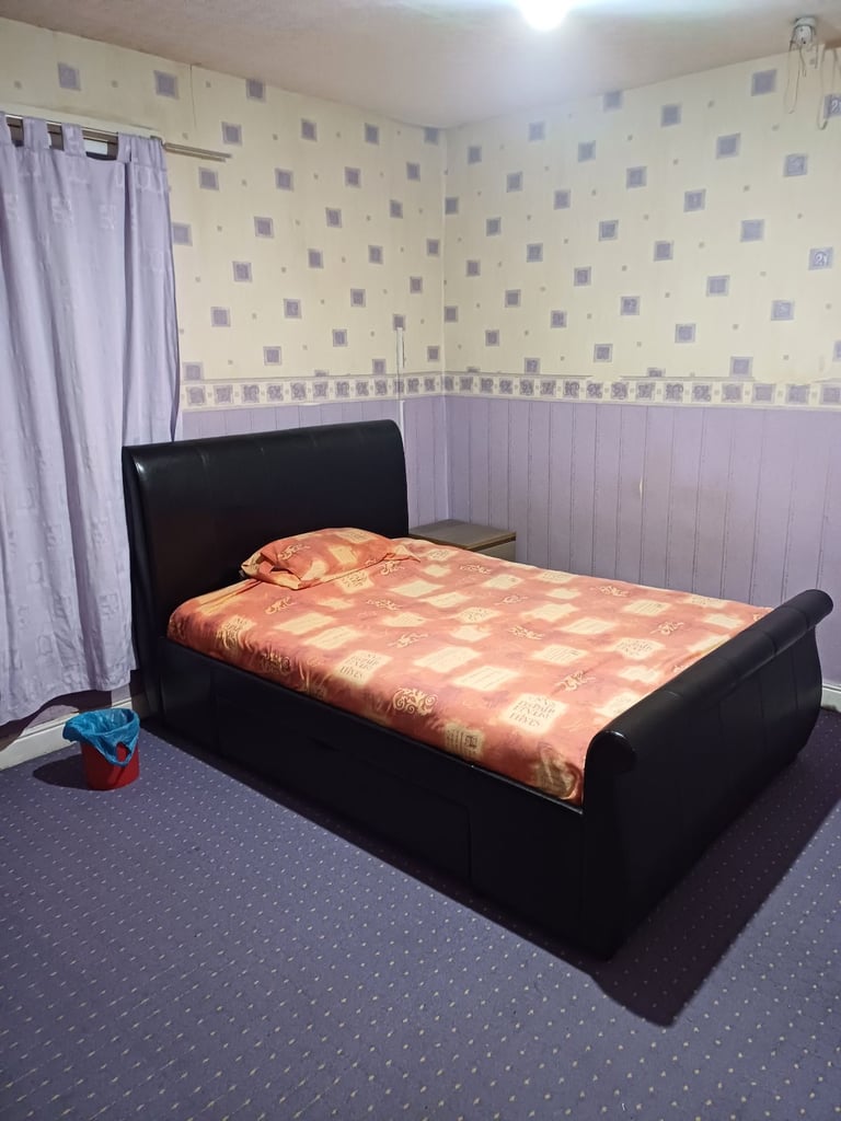ROOM TO LET