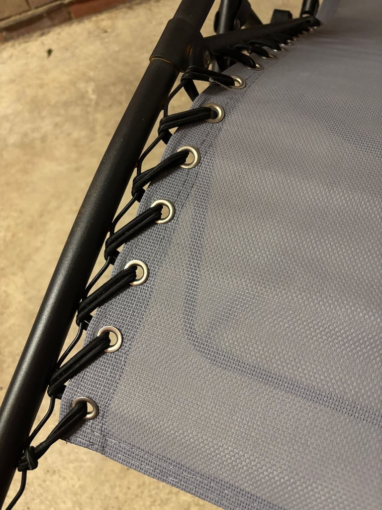 2 gravity garden chairs 