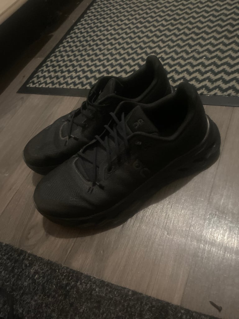 MENS ONCLOUD SIZE 9 trainers