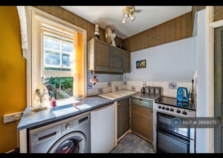 Studio flat in York Road, Guildford, GU1 (#2669375)