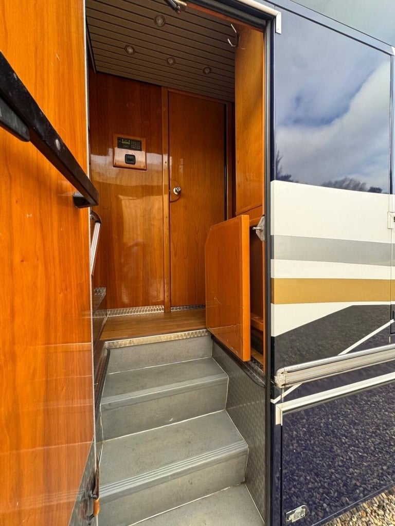 2007 Iveco STRALIS 7 HORSE LEHEL HORSEBOX Diesel Automatic