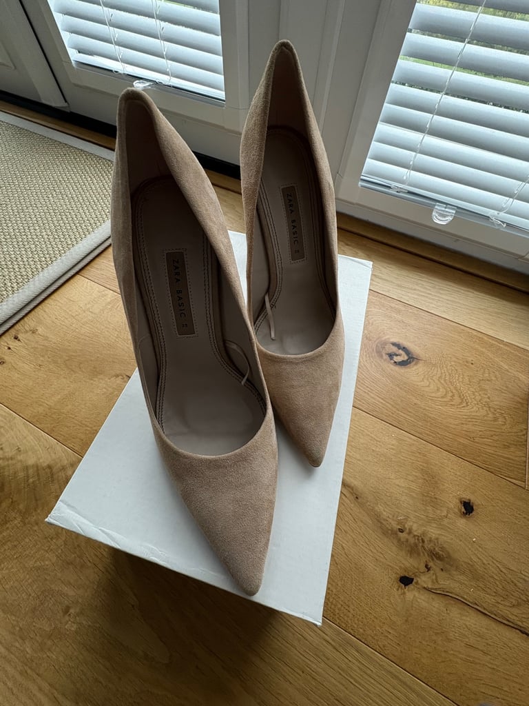 image for Size 39 (6) Zara Suede court shoe