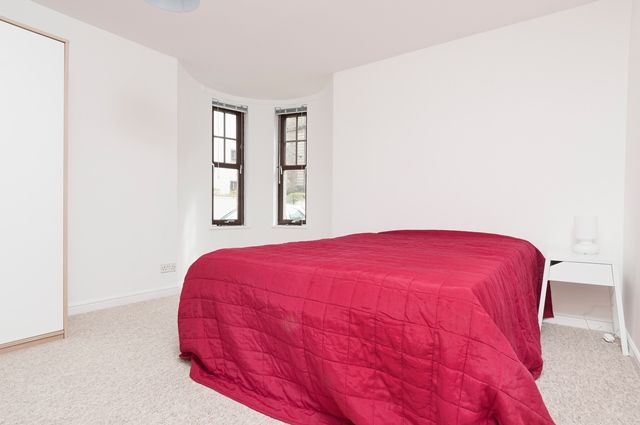 Contemporary, 2-bedroom, ground floor, furnished flat at the Shore - available NOW