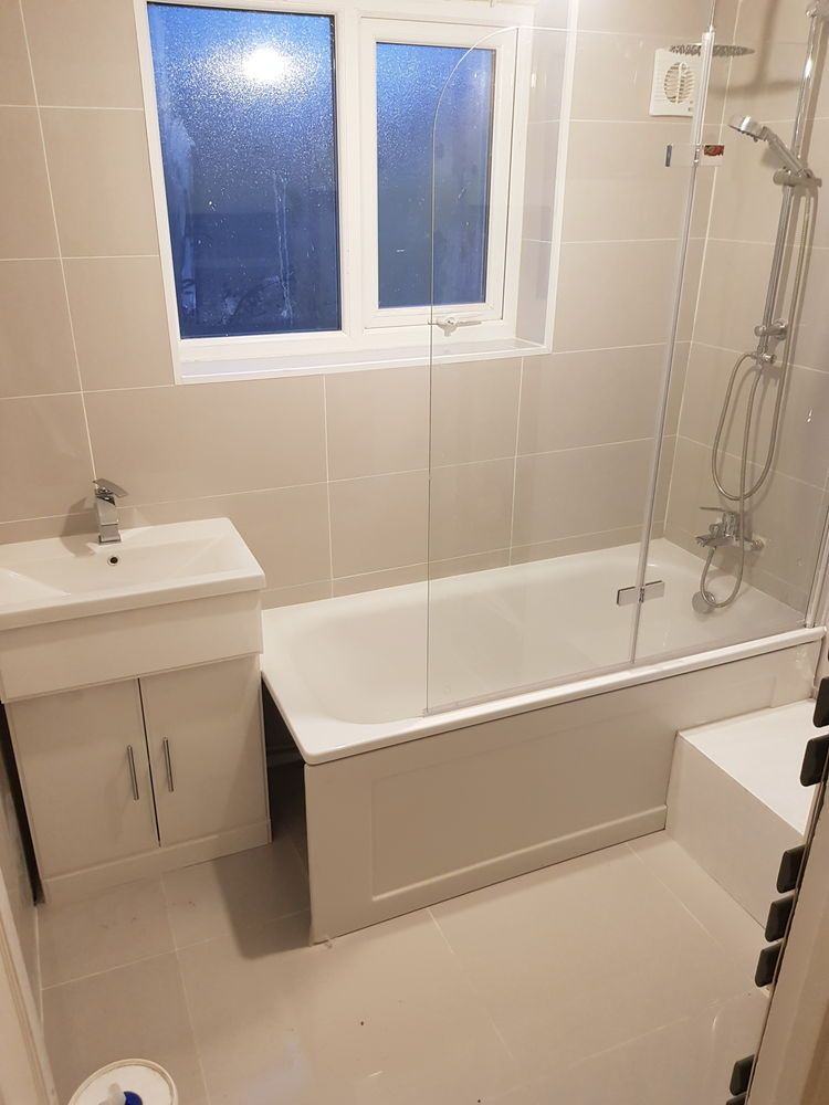 Insured Multi-Skilled Handyman Electrician Plumber Carpenter Tiler Flooring Kitchens & Bathrooms