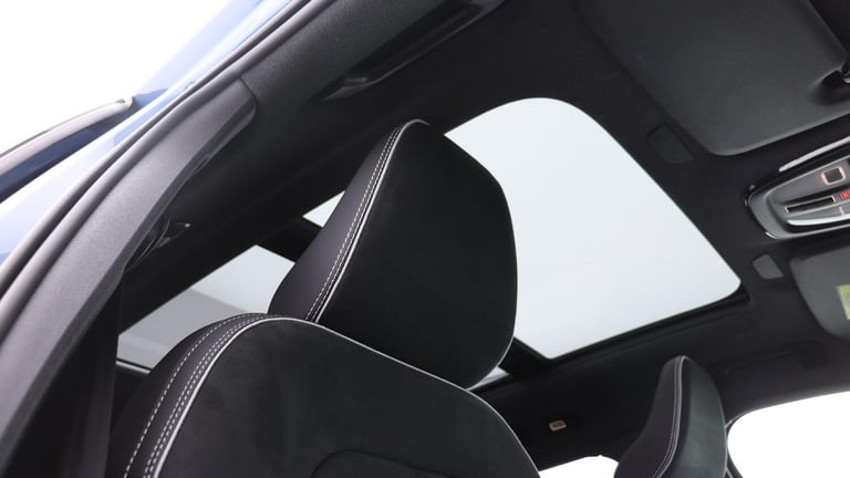 2025 Volvo XC40 B4 (P) Ultra Dark (Sunroof, Pilot Assist, 21' Alloys, BLIS) ESTATE Petrol/Electri...