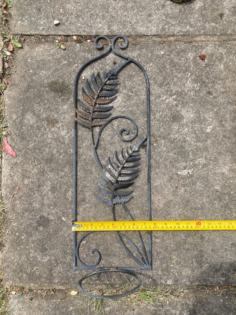 Wall mounted metallic fern effect pot holder 