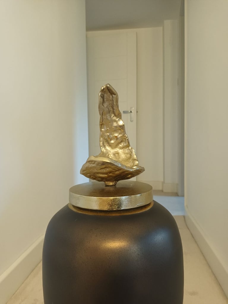 Large decorative/ornamental vase