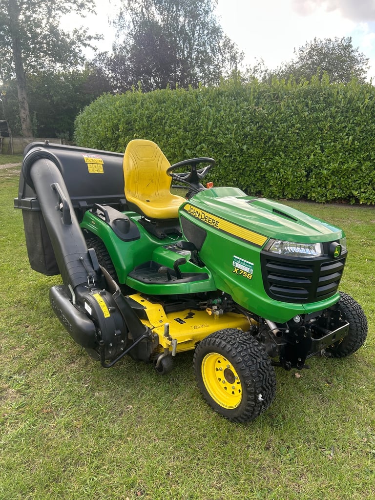 4x4 John Deere X758 Sit on Lawn Cutter