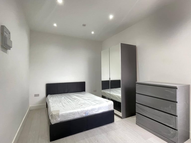 Luxury En Suite Studio Bedsit in Town Centre – Available Now