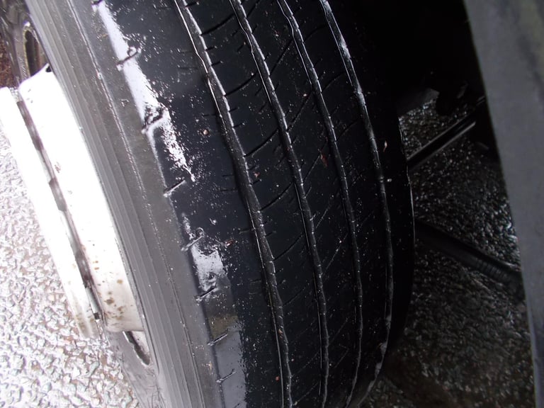 2014 (14) LEYLAND DAF CF 330 FLATBED WITH CRANE & BRICK GRAB. REAR LIFT STEER