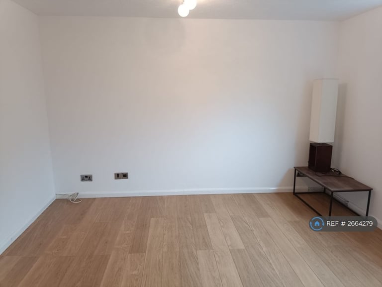 2 bedroom flat in Lindbergh Close, Newport, NP19 (2 bed) (#2664279)