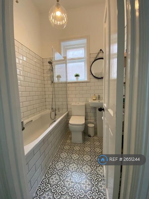 2 bedroom flat in Earls Avenue, Folkestone, CT20 (2 bed) (#2651244)