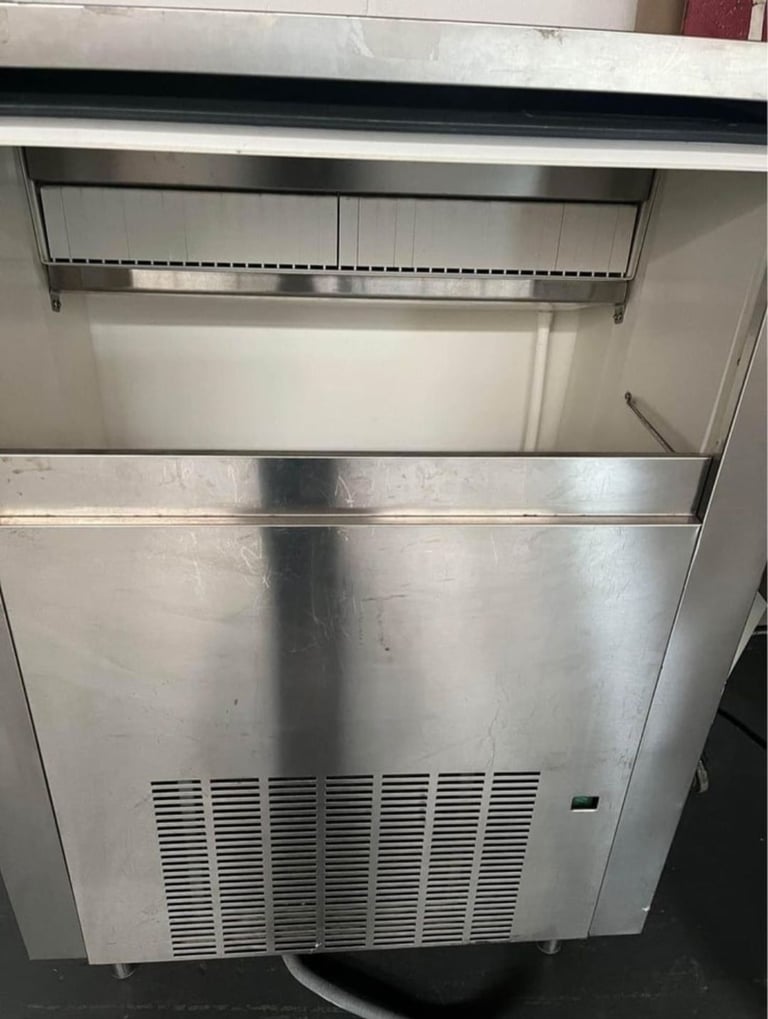 Large ice machine 