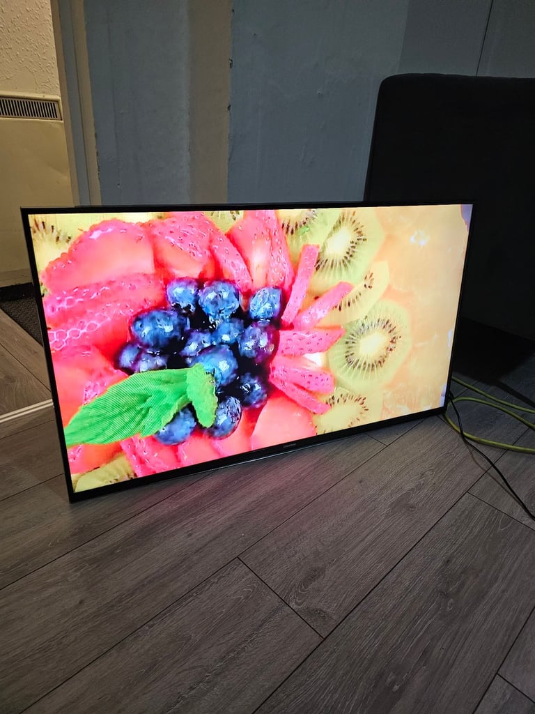 40" SAMSUNG 4K ULTRA SMART TV 