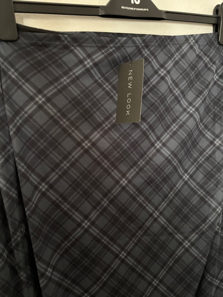 image for BRAND NEW NEW LOOK SKIRT