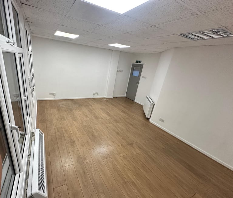 Office to rent in Enfield Town 