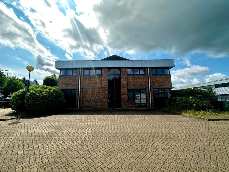 Serviced Offices Studio Storage Space Watford 24/7 Access - Parking & Bills Included OCTOBER FREE