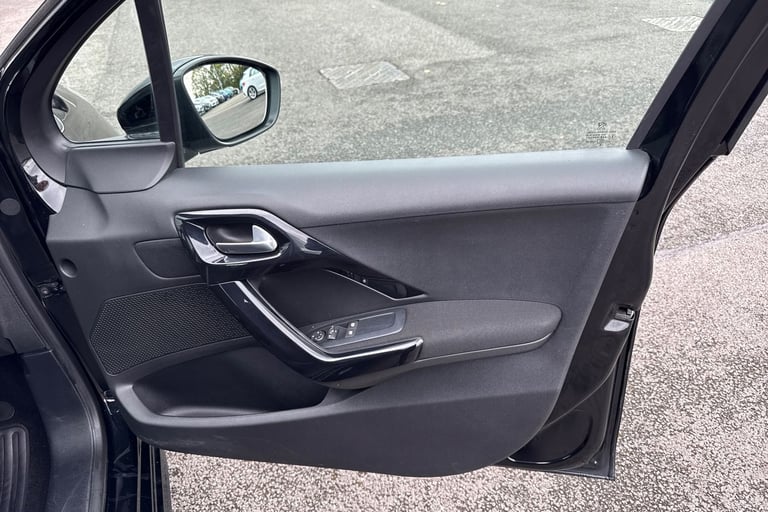 2019 Peugeot 208 1.2 PureTech Signature Euro 6 (s/s) 5dr Hatchback PETROL Manual
