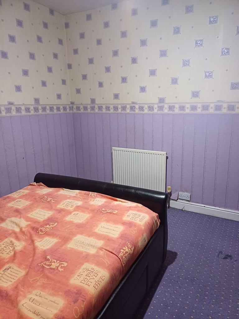 ROOM TO LET