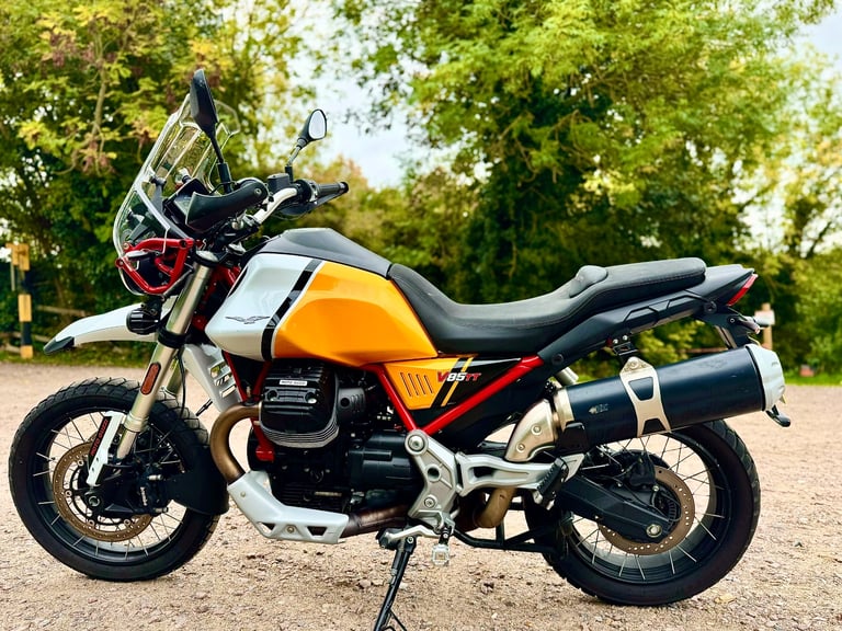 Moto Guzzi, TT Evocative, 2023 2426 miles 1 owner