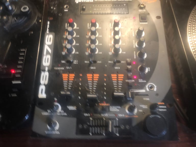 Pair NUMARK DIRECT DRIVE TT100 TURNTABLES+MIXER DESK