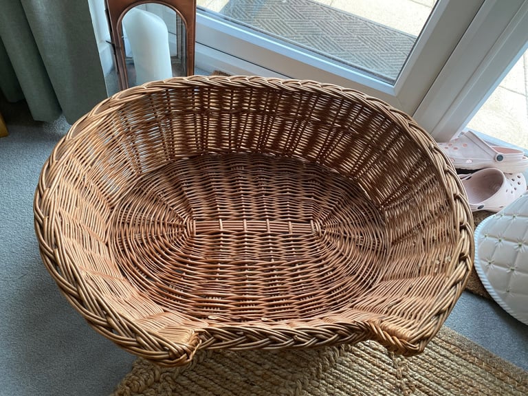 Medium wicker dog basket 