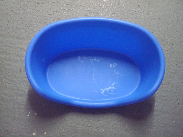 DOG/PET BED IN GOOD CONDITION FOR A SMALL DOG CAT 